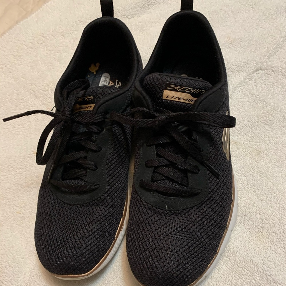Sketchers tennis shoes